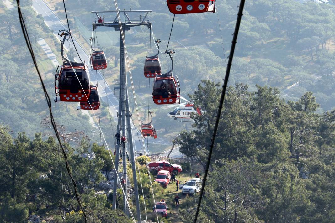 Antalya'daki Teleferik Kazasından Nefes Kesen Görüntüler! Beşik Gibi Sallanan Kabinlerde Metrelerce Yükseklikte Zamanla Yarış 2